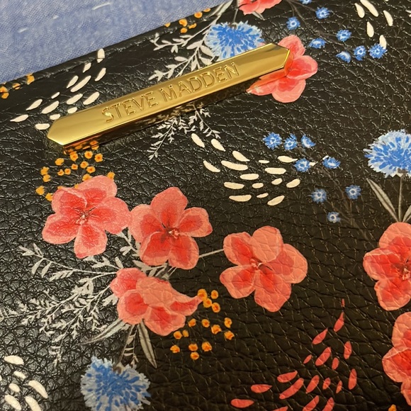 Steve Madden wallet - Picture 2 of 9